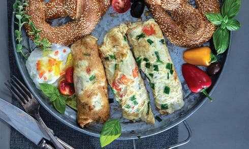 חביתה מגולגלת במילוי גבינת זיתים וירקות