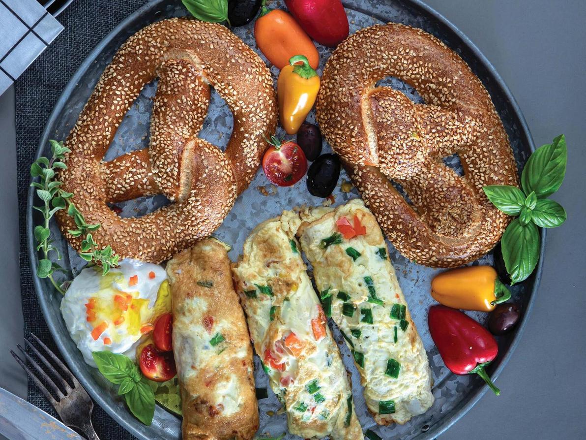 חביתה מגולגלת במילוי גבינת זיתים וירקות (צילום: שרית גופן, סגנון: עמית דונסקוי) חביתה מגולגלת במילוי גבינת זיתים וירקות