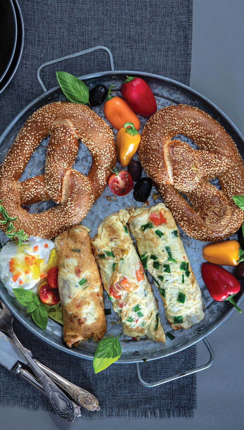 חביתה מגולגלת במילוי גבינת זיתים וירקות