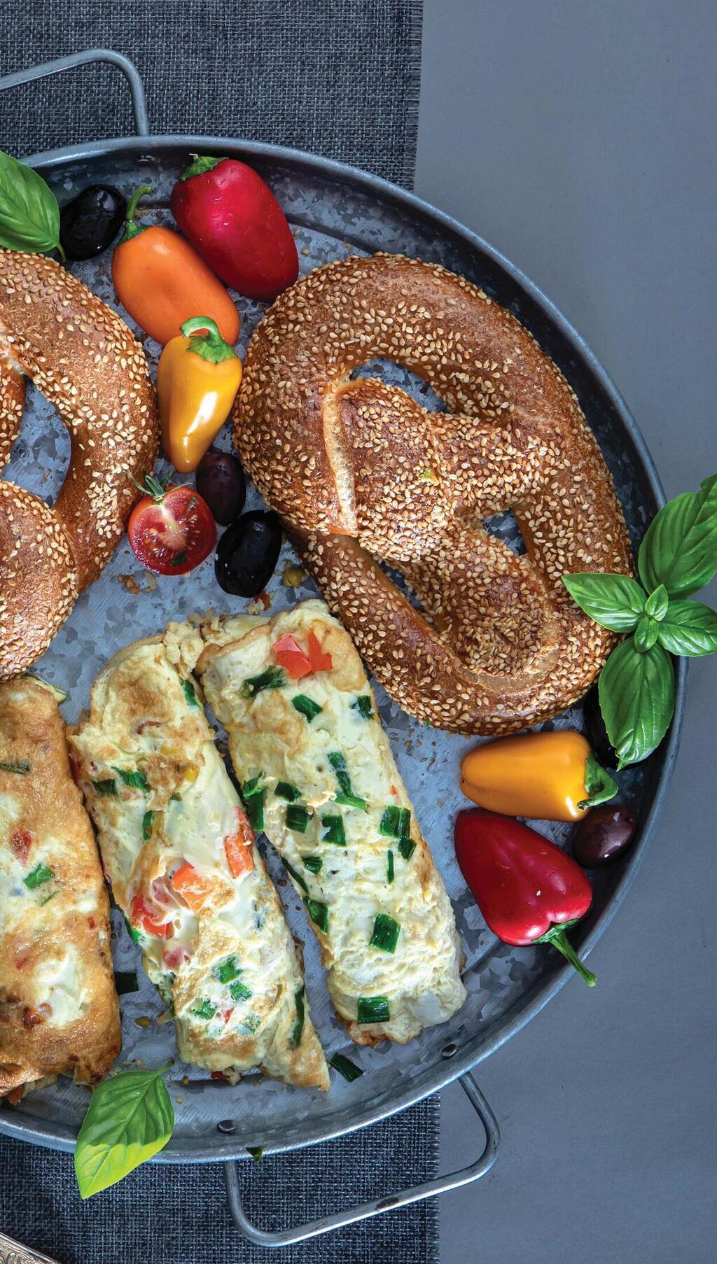 חביתה מגולגלת במילוי גבינת זיתים וירקות