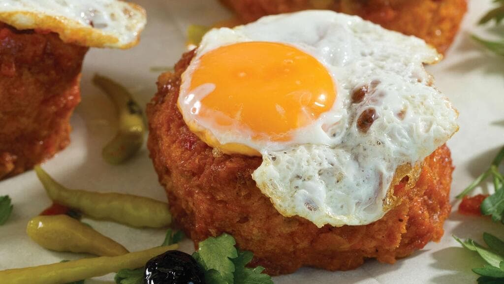 ביצים במטבוחה על לחם מתובל,