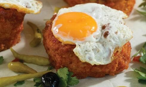 ביצים במטבוחה על לחם מתובל,