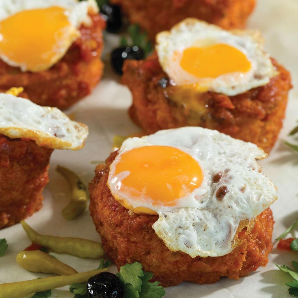 ביצים במטבוחה על לחם מתובל, (צילום: בועז לביא, סגנון: עמית דונסקוי) ביצים במטבוחה על לחם מתובל,