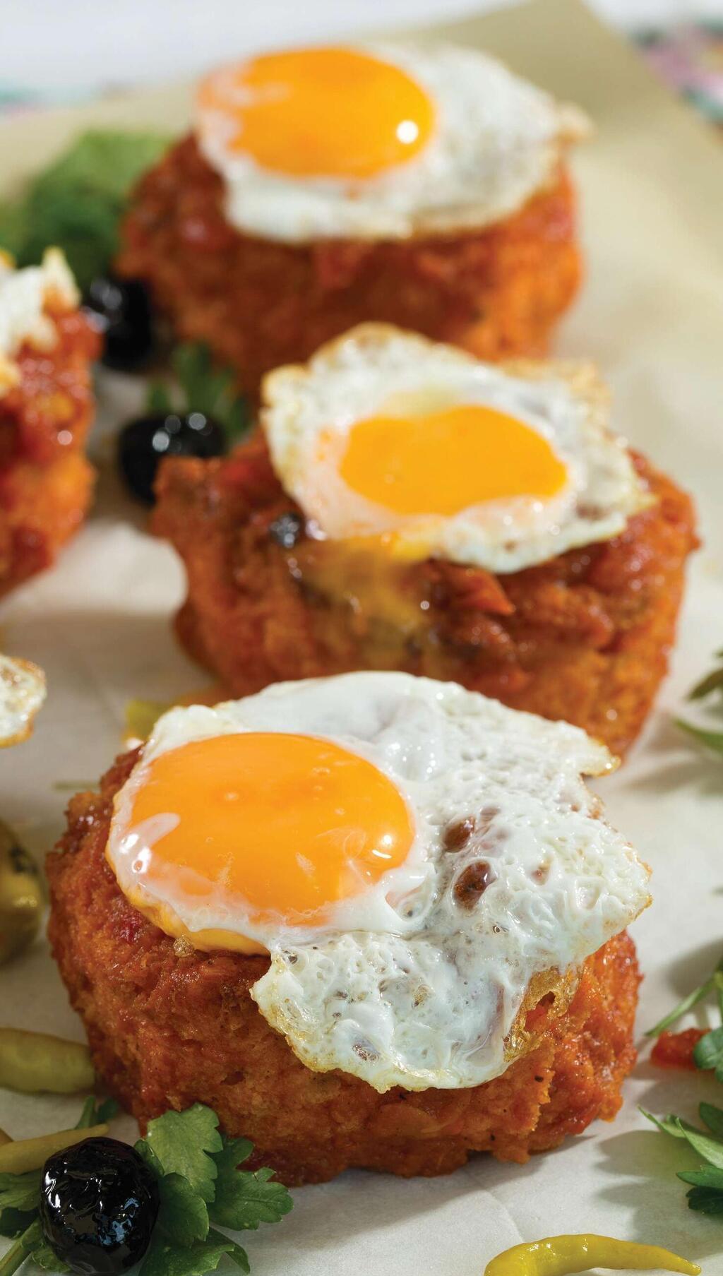 ביצים במטבוחה על לחם מתובל (צילום: בועז לביא, סגנון: עמית דונסקוי) ביצים במטבוחה על לחם מתובל,