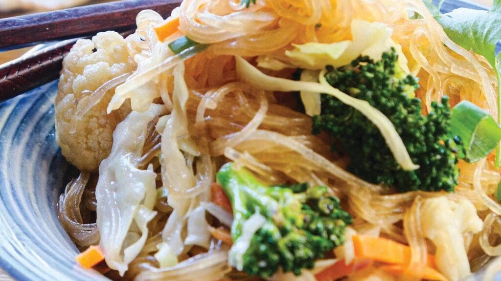 אטריות שעועית ברוטב אסייתי (צילום: מיכל לוי-אלחלל) אטריות שעועית ברוטב אסייתי