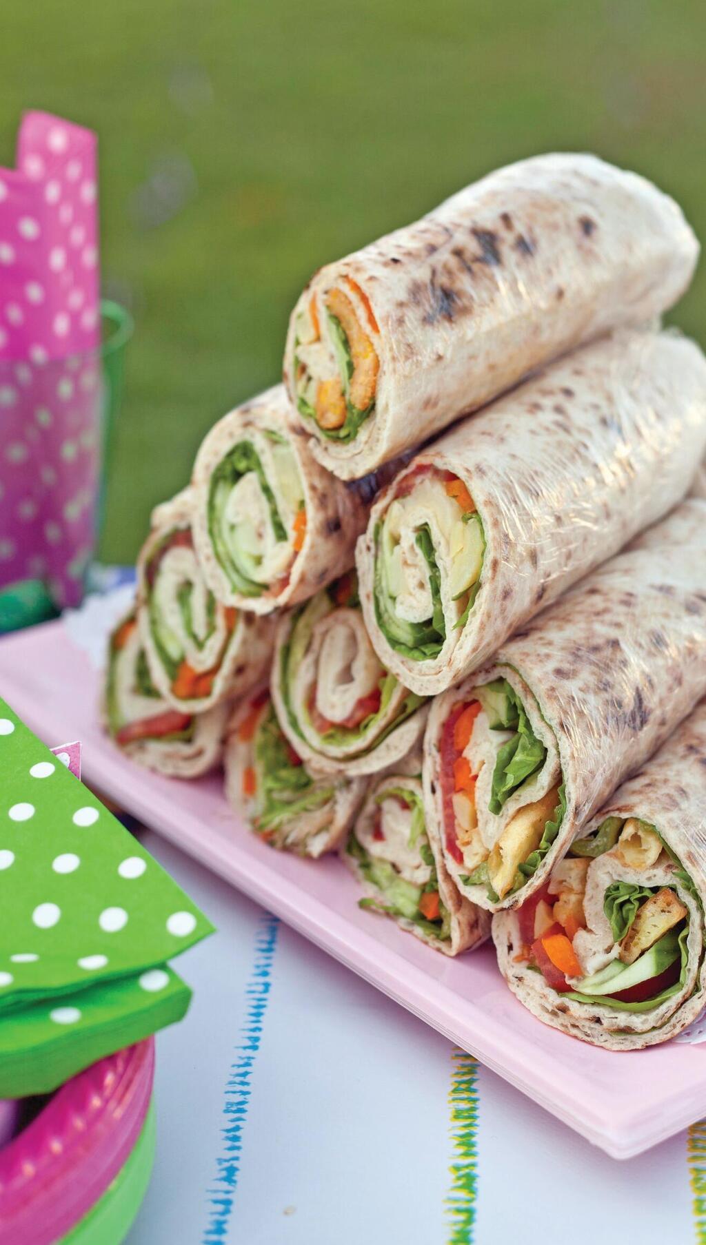 לאפה מגולגלת עם חביתה ודברים טובים