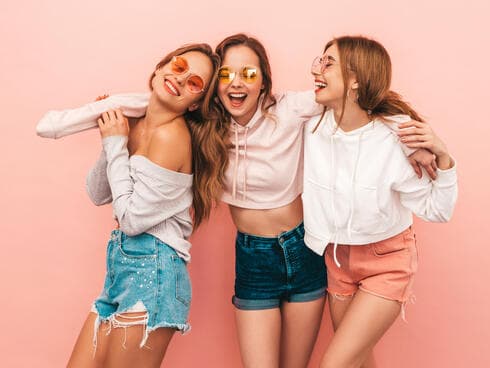 המצולמות הן לא הבנות של מלי, אבל הן נחמדות בכל זאת. 