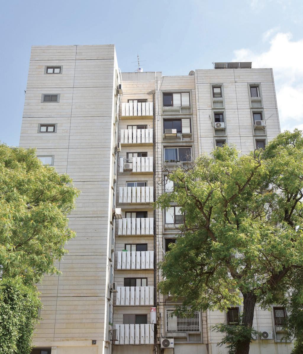הבניין בנהריה שבו נרכשה הדירה, קומה 3, 65 מ"ר, שיתווספו להם 35 מ"ר אחרי ביצוע תהליך פינוי־בינוי (צילום: אלבום פרטי) הדירה בנהריה