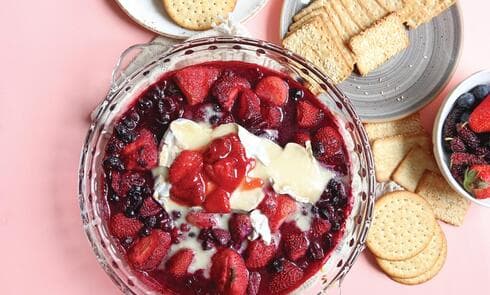 גבינה אפויה עם פירות יער מבושלים