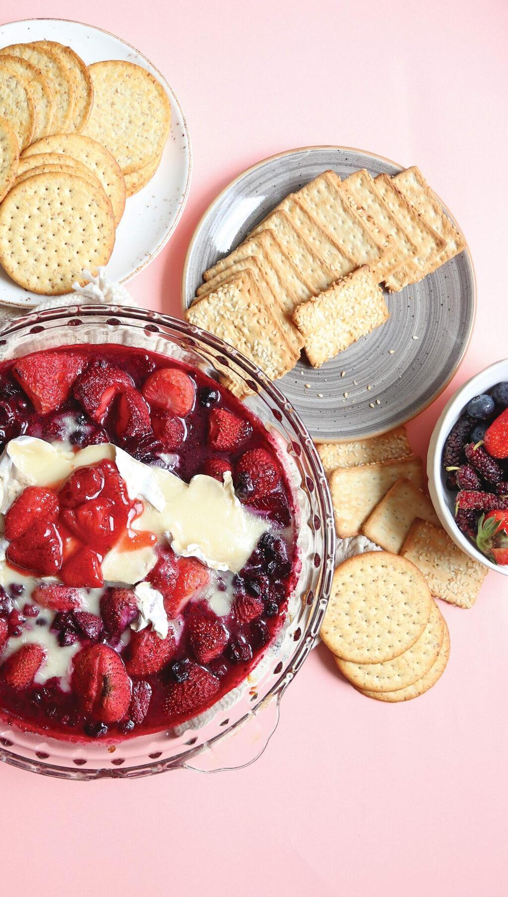 גבינה אפויה עם פירות יער מבושלים