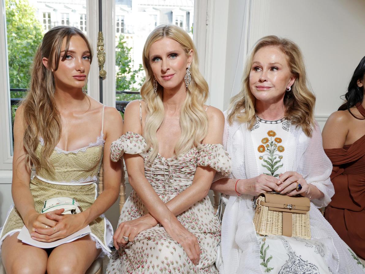 קאתי הילטון, ניקי הילטון ומתילדה פינו בשורה הראשונה בתצוגת ההוט קוטור של ג'יאמבטיסטה ואלי, 2023 (צילום: Pascal Le Segretain/Getty Images) קאתי הילטון, ניקי הילטון ומתילדה פינו בשורה הראשונה בתצוגת ההוט קוטור של ג'יאמבטיסטה ואלי, 2023