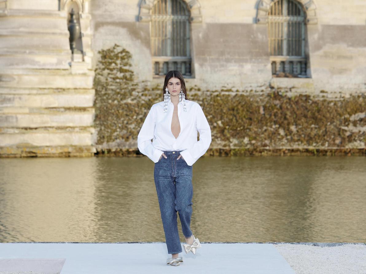 קאיה גרבר בתצוגת ההוט קוטור של ולנטינו לסתיו-חורף 2023-24