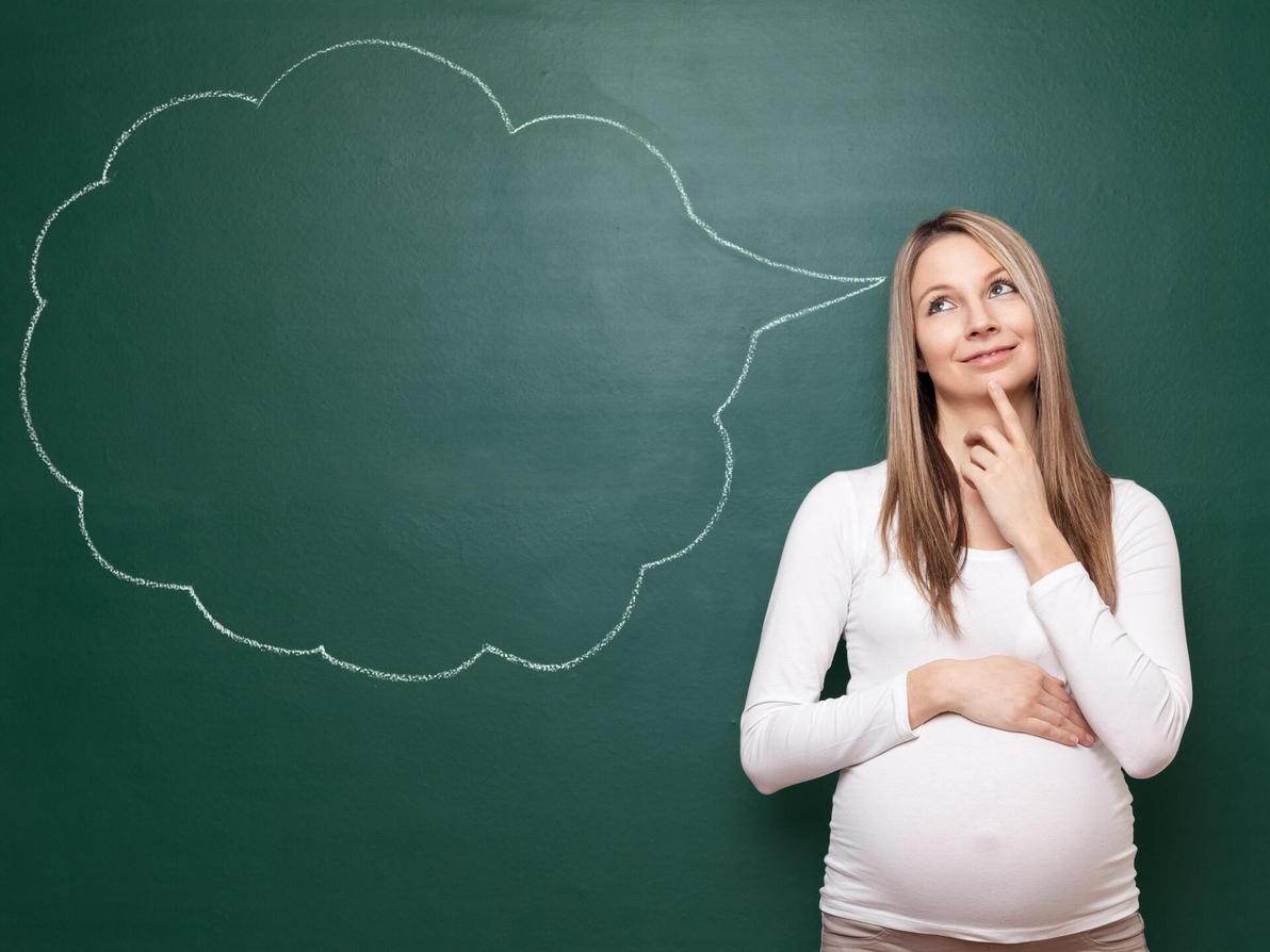 אישה בהיריון חושבת