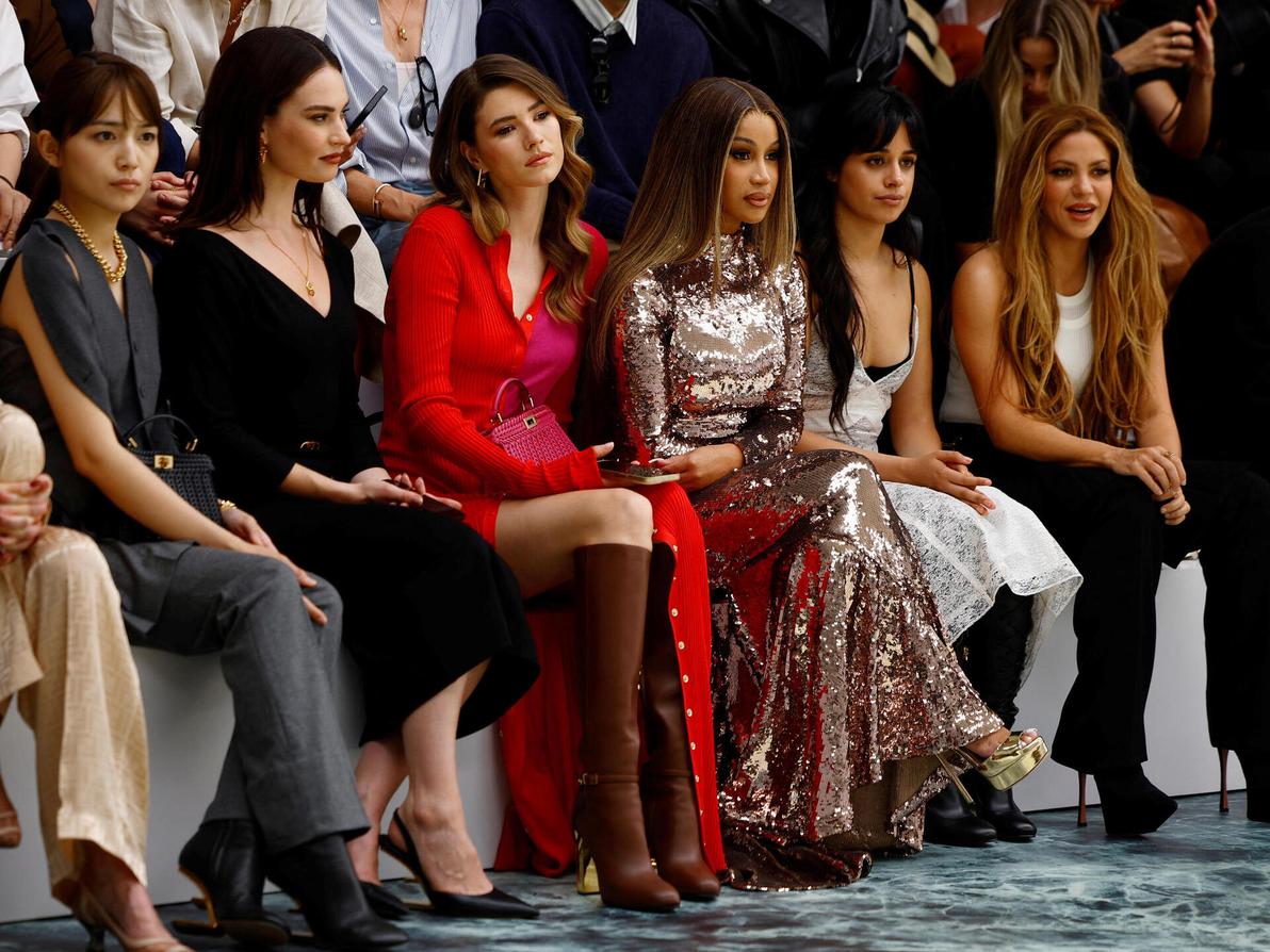 שאקירה, קמילה קביו, קארדי בי ולילי ג'יימס בשורה הראשונה בתצוגת ההוט קוטור של פנדי לסתיו-חורף 2023-24 (צילום: Reuters/SARAH MEYSSONNIER) שאקירה, קמילה קביו, קארדי בי ולילי ג'יימס בשורה הראשונה בתצוגת ההוט קוטור של פנדי לסתיו-חורף 2023-24