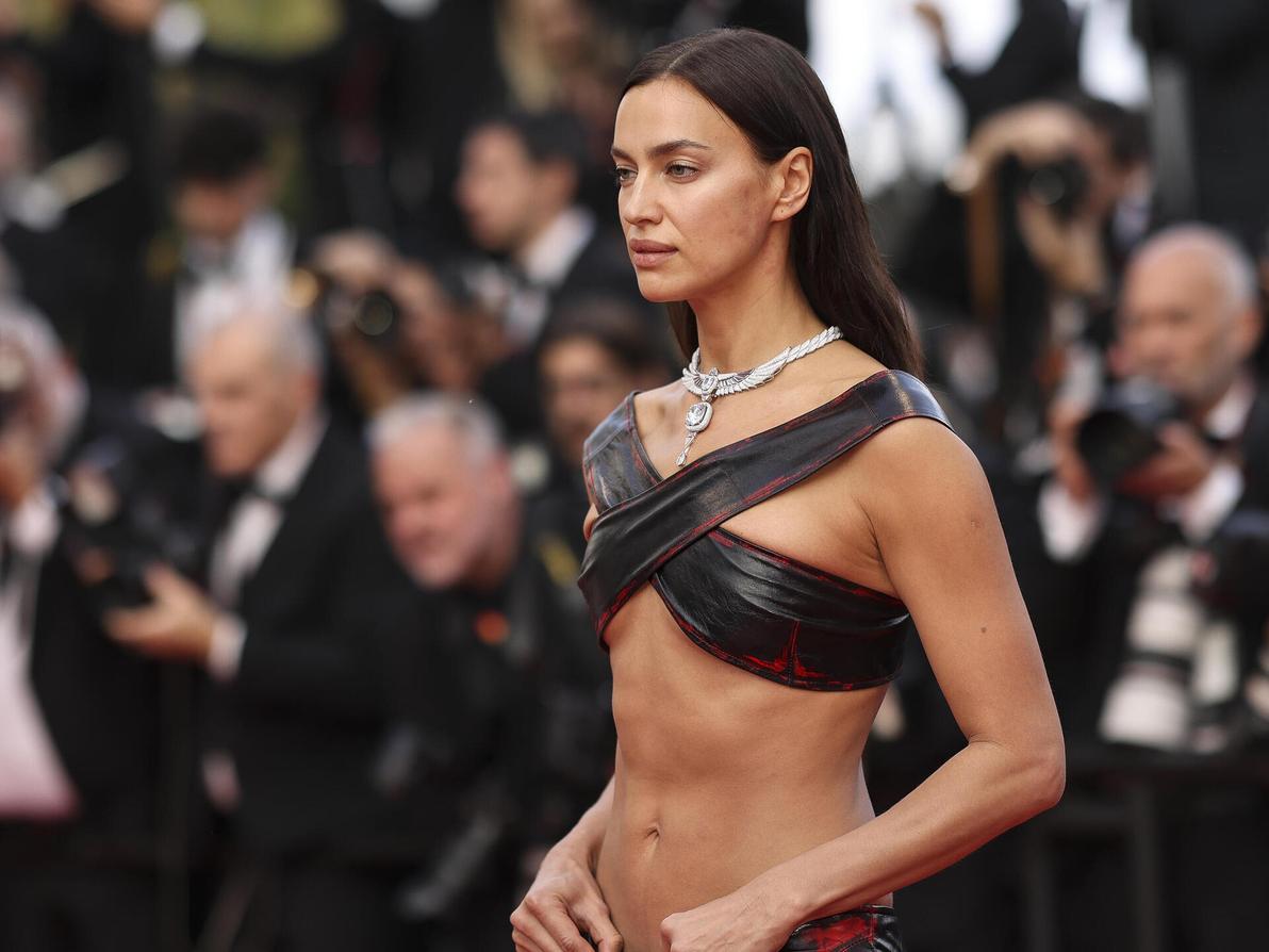 סגנון שנראה מתאים יותר למועדון הדאנג'ן מאשר לאירוע קולנועי נוצץ. אירינה שייק בפסטיבל קאן, 2023 (צילום: Vianney Le Caer/Invision/AP) אירינה שייק בפסטיבל קאן, 2023