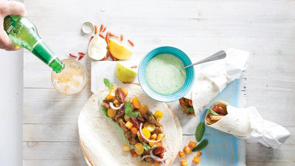 בתוך הטורטייה: שווארמה, תפוחי אדמה, סלט עגבניות וטחינה ירוקה 