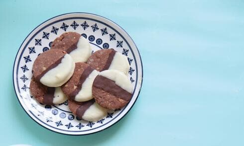 עוגיות אגוזים בשחור לבן