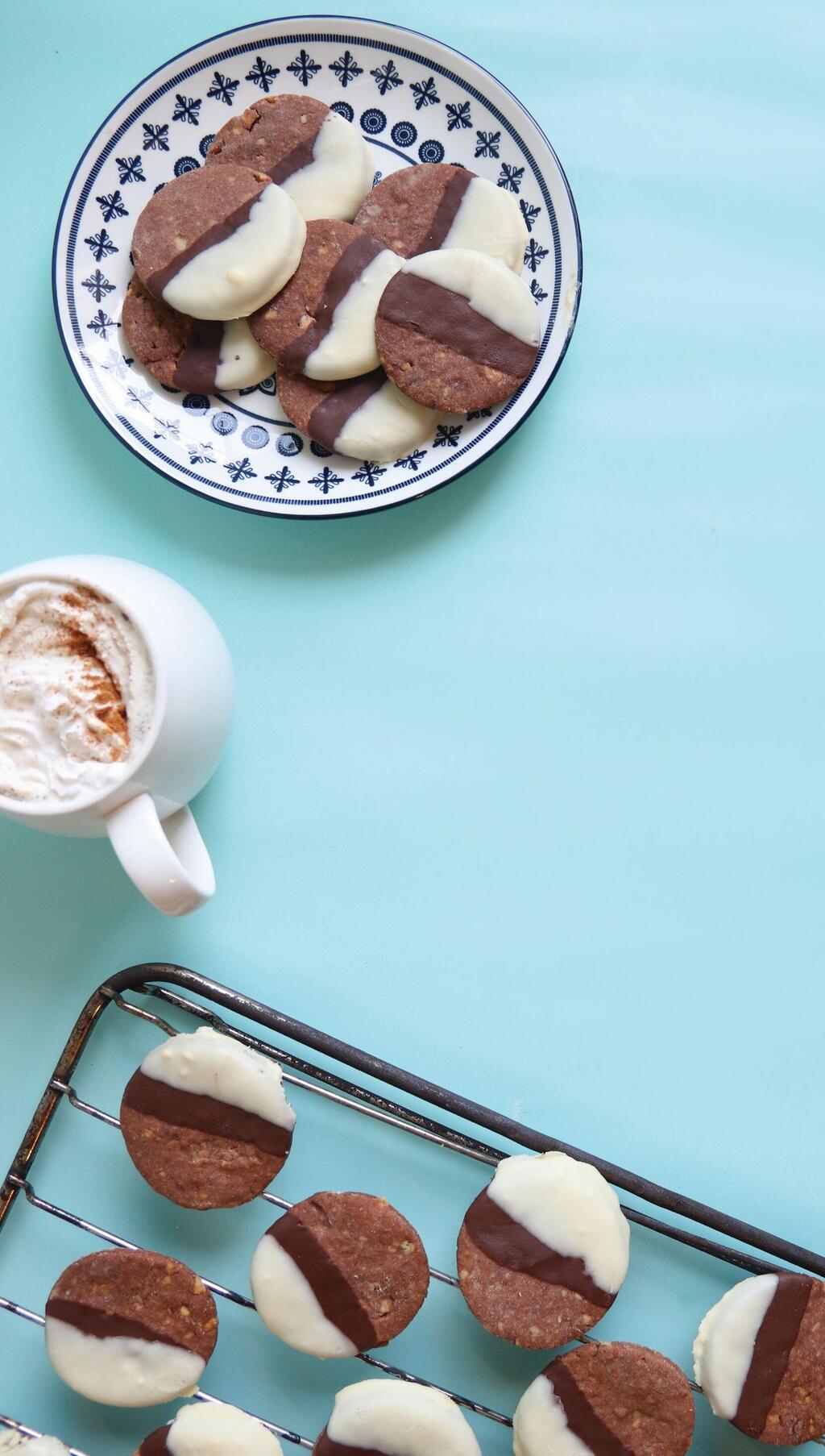 עוגיות אגוזים בשחור לבן