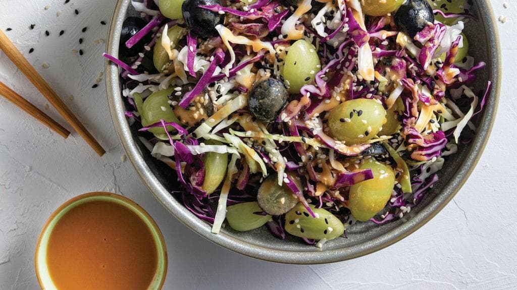 סלט כרוב וענבים עם טוויסט אסייתי