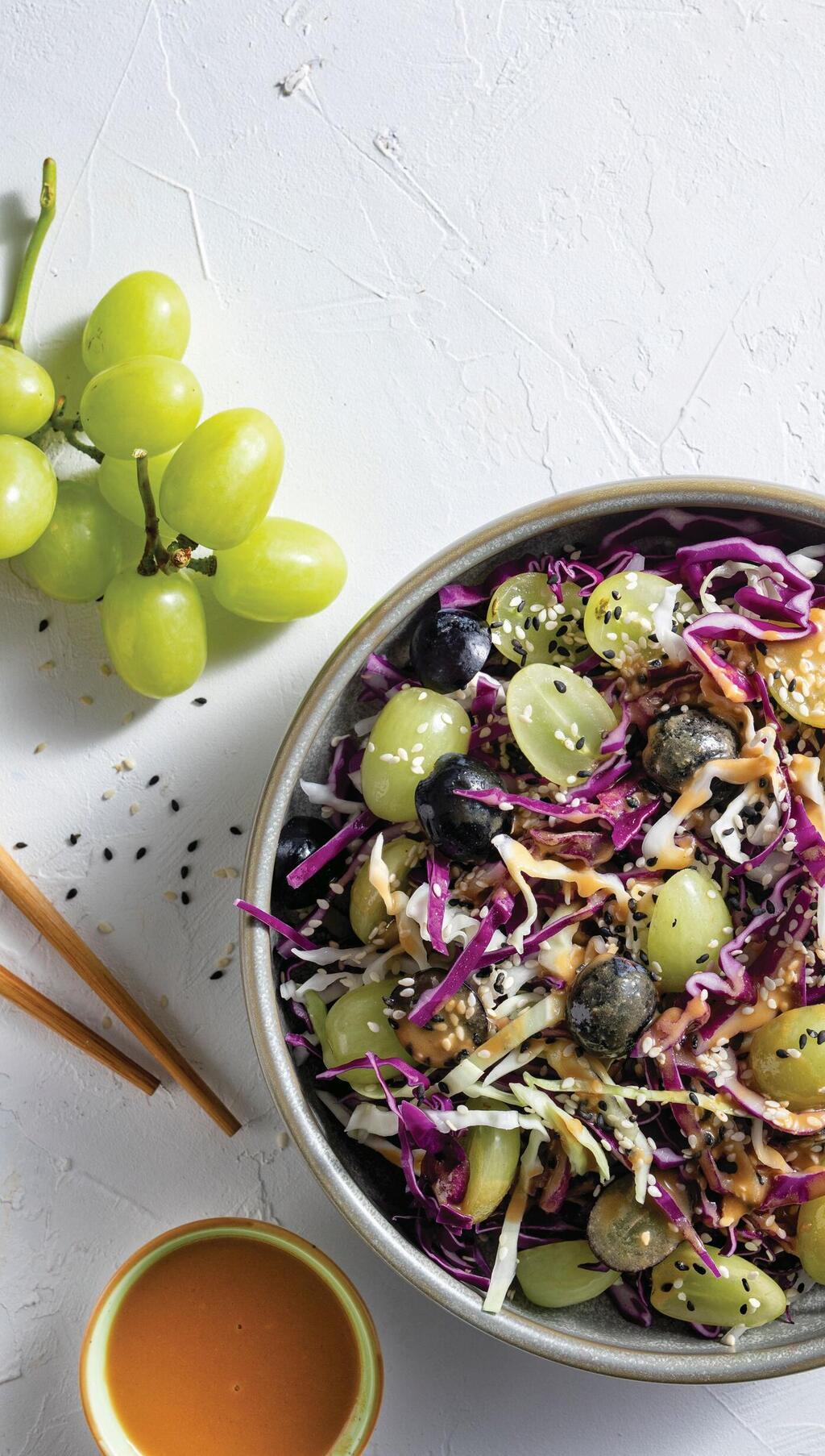 סלט כרוב וענבים עם טוויסט אסייתי