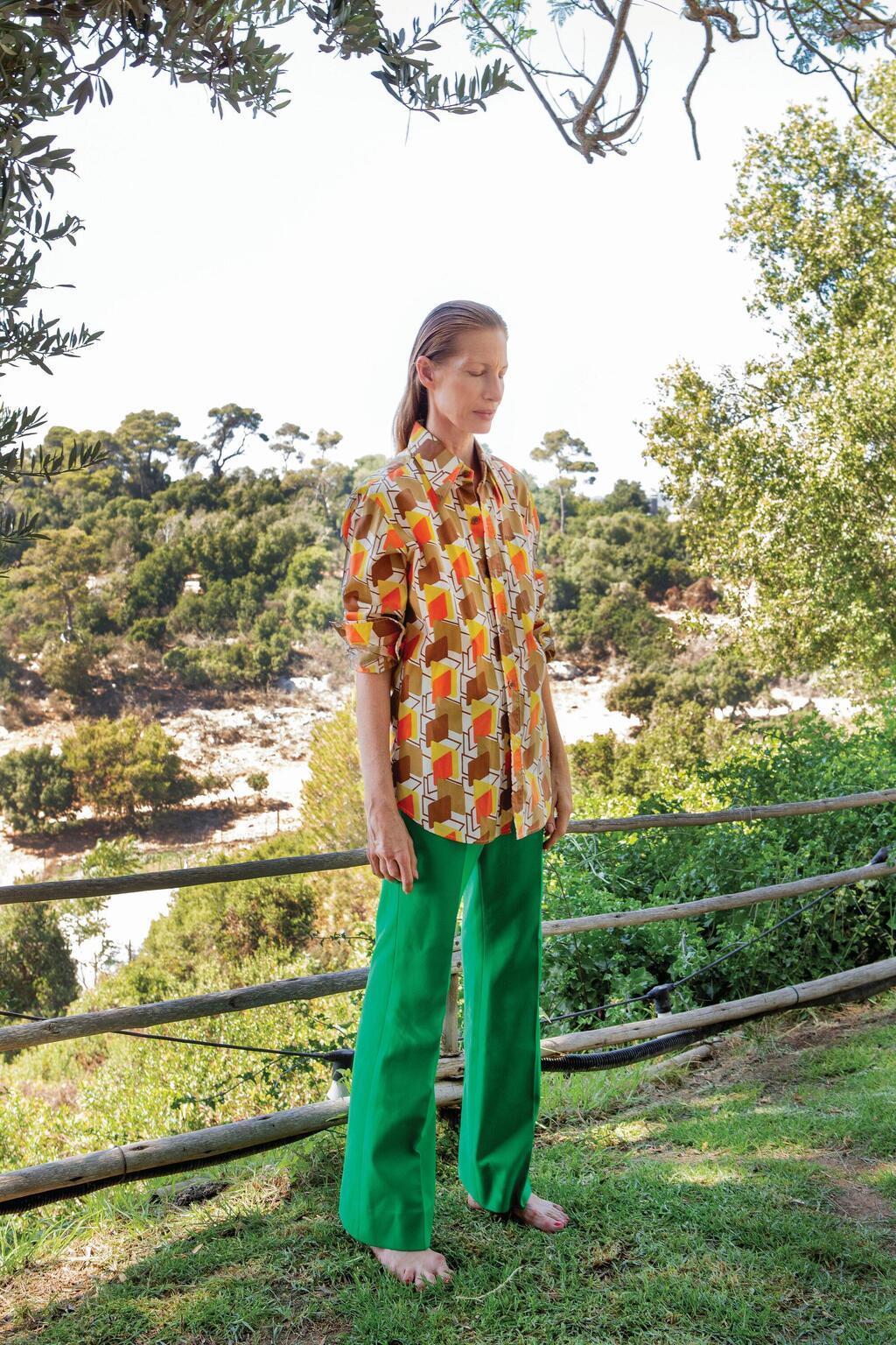 "אני התחלתי בגיל 17 והייתי יותר ביישנית ממנה" (צילום: רוני כנעני, סטיילינג: מיקי ממון) מיקי ממון והבת אלה רום ממון מצטלמות להפקת אופנה