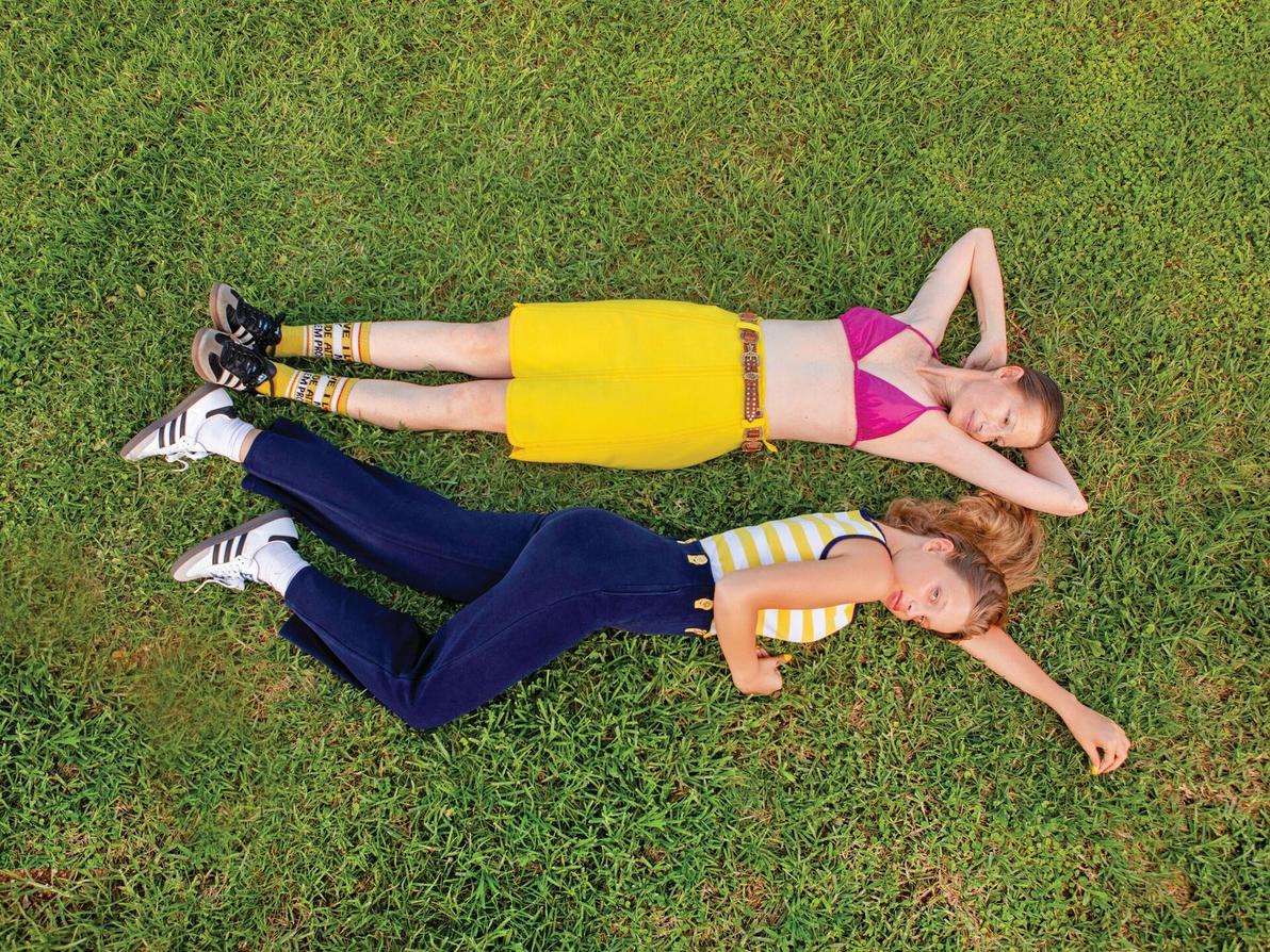 מיקי ממון והבת אלה רום ממון (צילום: רוני כנעני, סטיילינג: מיקי ממון) מיקי ממון והבת אלה רום ממון מצטלמות להפקת אופנה