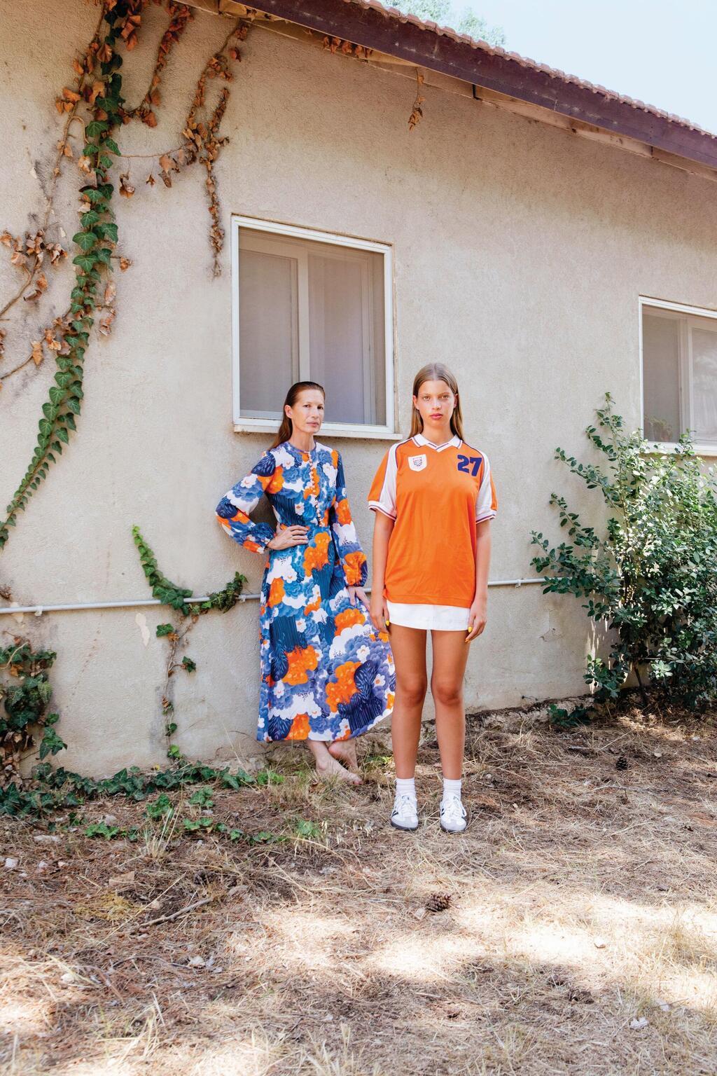 "אנחנו מתפוצצות אחת על השנייה, ורגע אחרי יושבות ורואות טלוויזיה יחד" (צילום: רוני כנעני, סטיילינג: מיקי ממון) מיקי ממון והבת אלה רום ממון מצטלמות להפקת אופנה