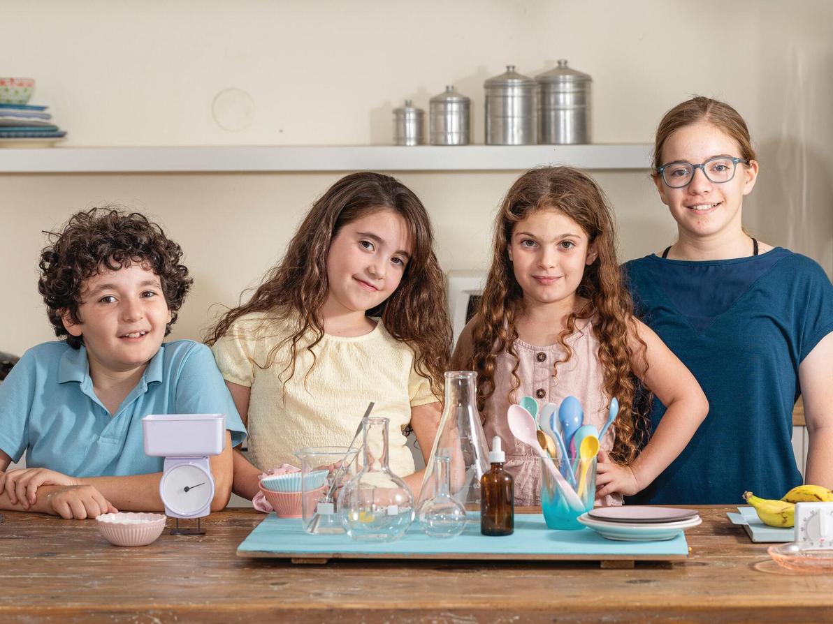 מוכנים לניסויים (צילום: שרית גופן) מתכונים לילדות וילדים בחופשה