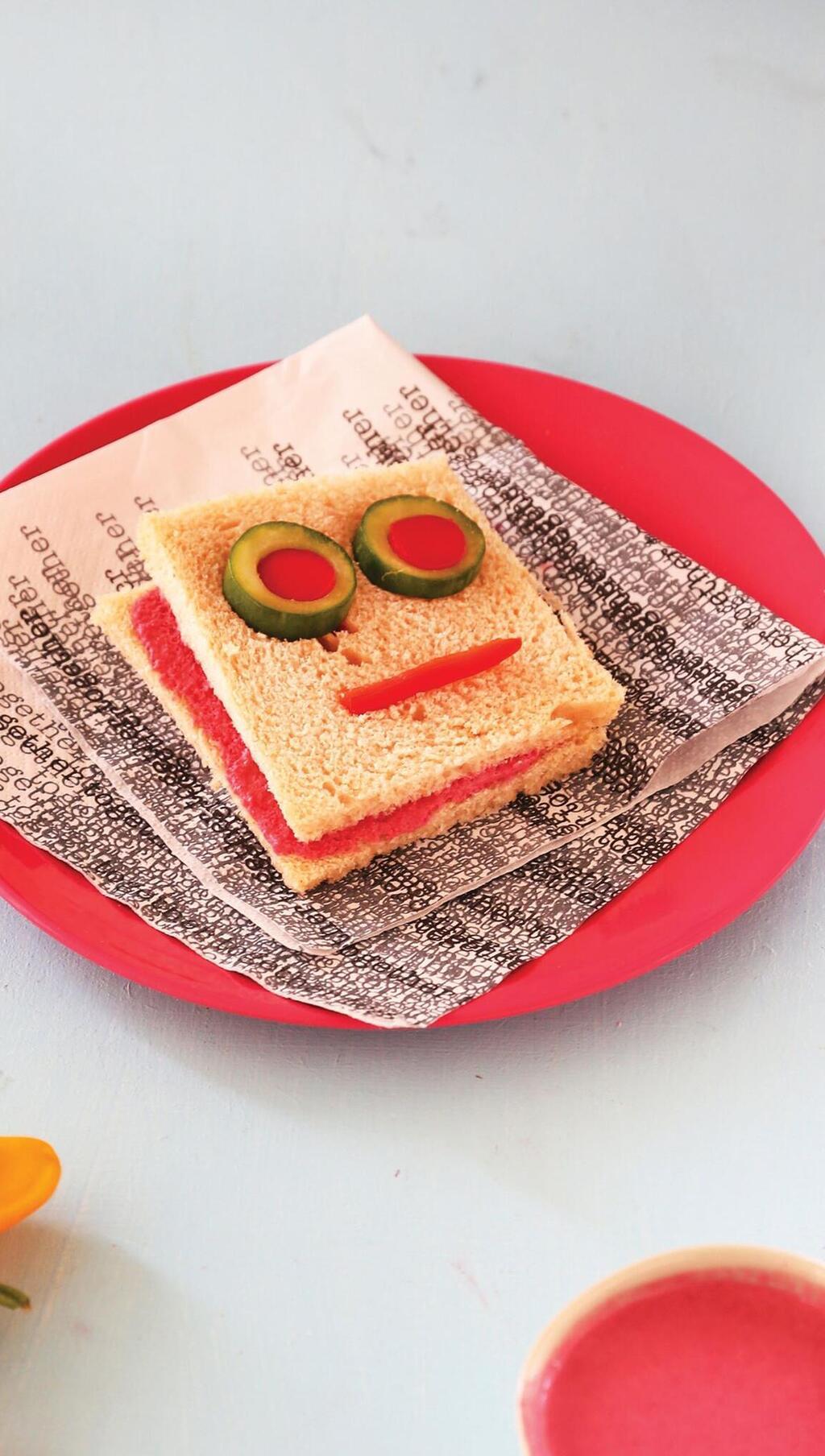 כריך פרצוף עם טחינה ורודה (צילום: אביגיל עוזי, סגנון: ענת לבל) כריך פרצוף עם טחינה ורודה