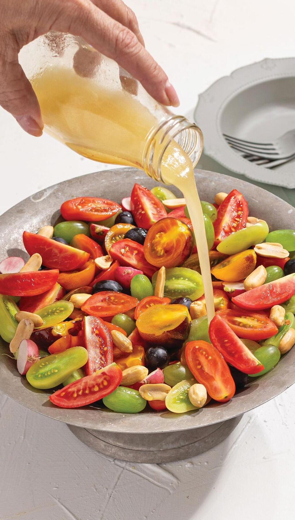 סלט עגבניות, ענבים ובוטנים