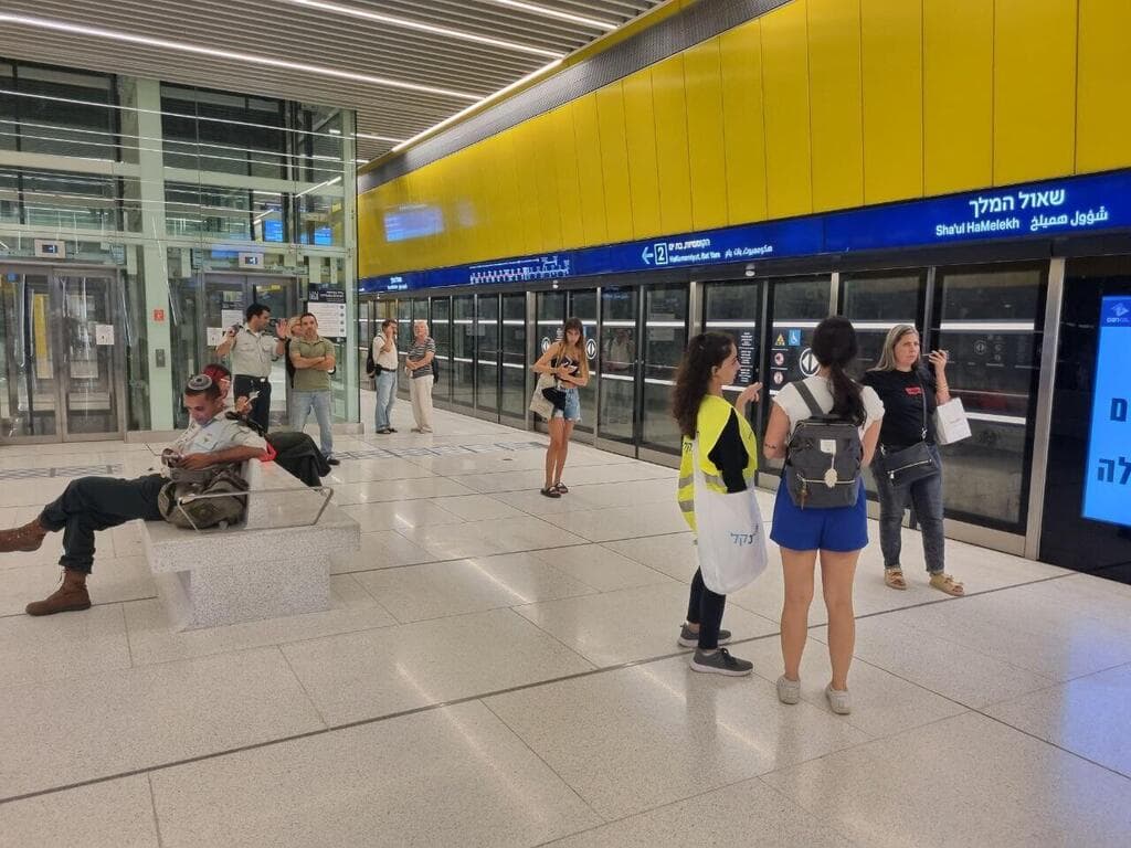 נוסעים ברכבת הקלה