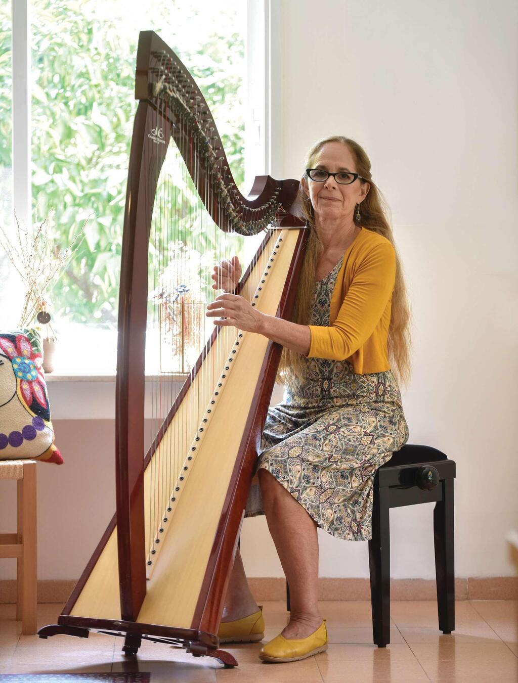 מנגנת בנבל קלטי (צילום: שרון צור) איריס פרידמן