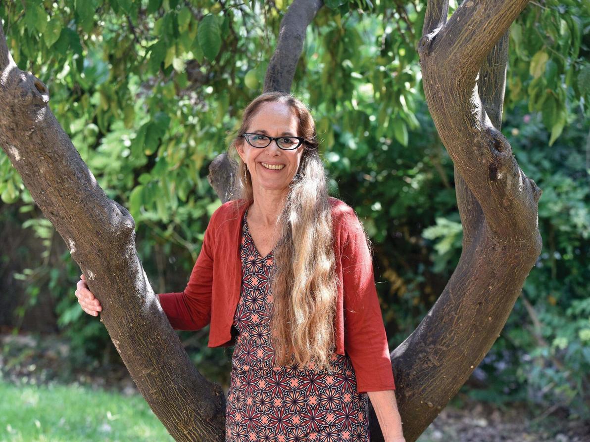 איריס פרידמן. "אני עוזרת ללבבות להתחבר; להגיד את מה שהם רוצים לומר ולא אמרו" (צילום: שרון צור) איריס פרידמן