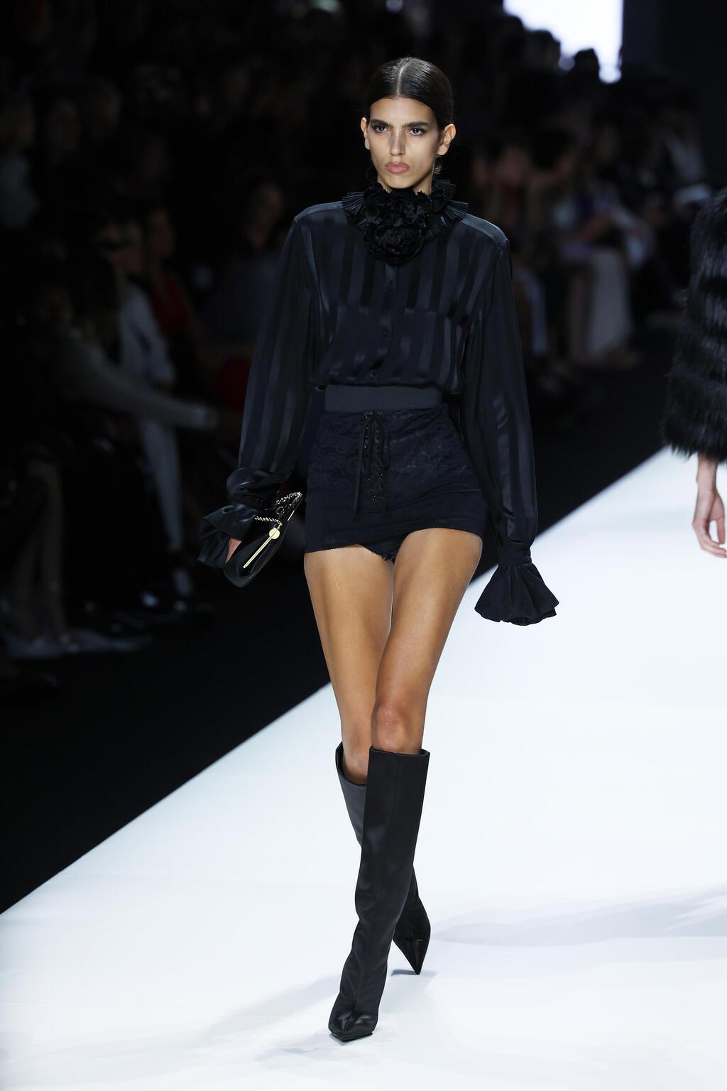 סאן מזרחי בתצוגת אביב-קיץ 2024 של דולצ'ה אנד גבאנה