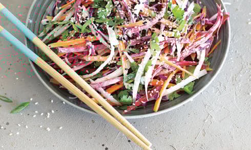 סלט אסייתי ברוטב טחינה 