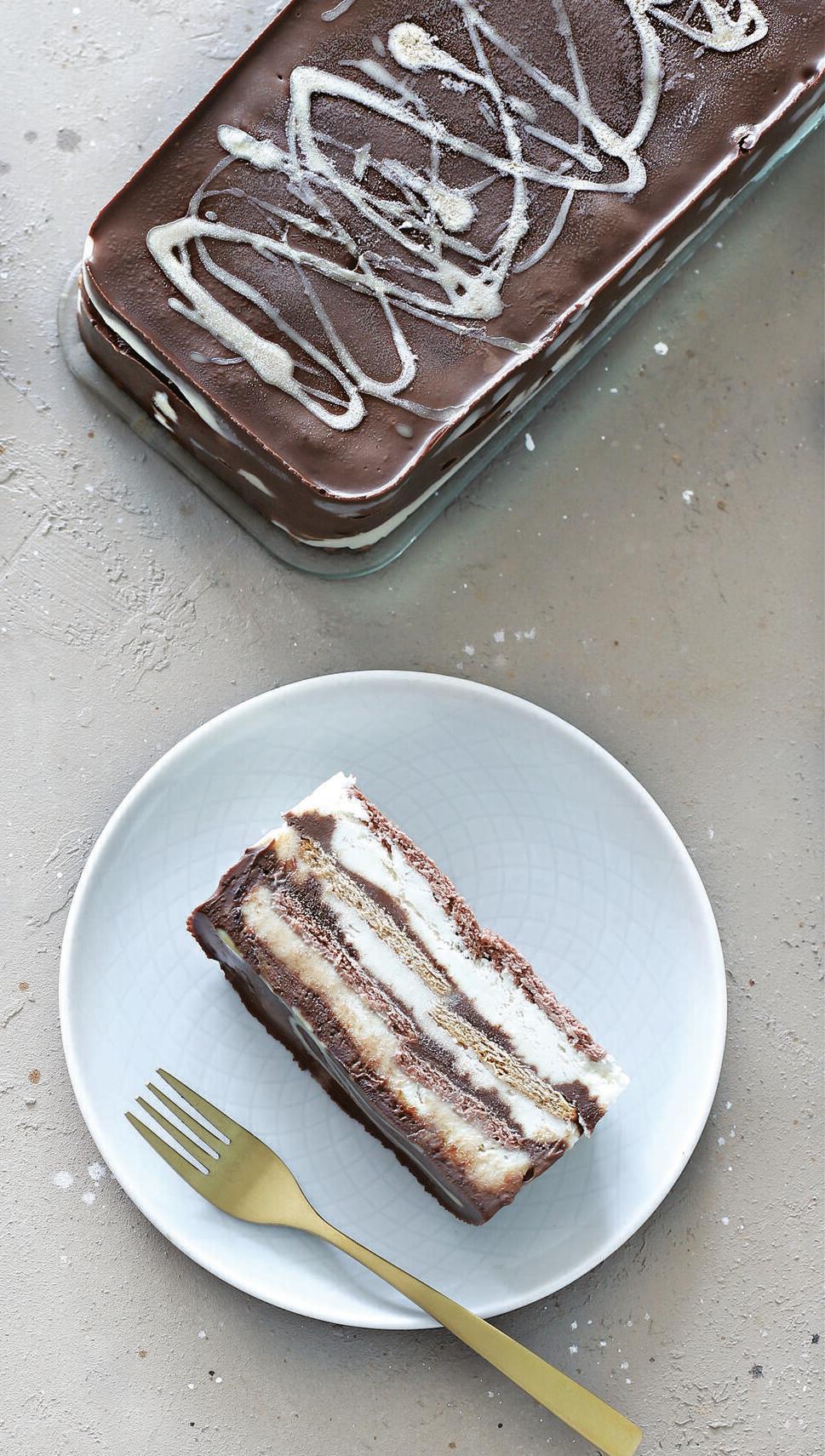 עוגת ביסקוויטים טחינה-שוקולד (צילום וסגנון: טליה הדר) עוגת ביסקוויטים טחינה-שוקולד