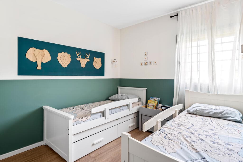 להוציא סוללות ליתיום, לוודא שאין מה שיכול ליפול מהקירות. ממ"ד בעיצוב סטודיו טולה (צילום: מאור מויאל) עיצוב חדרי ממ"ד, סטודיו טולה