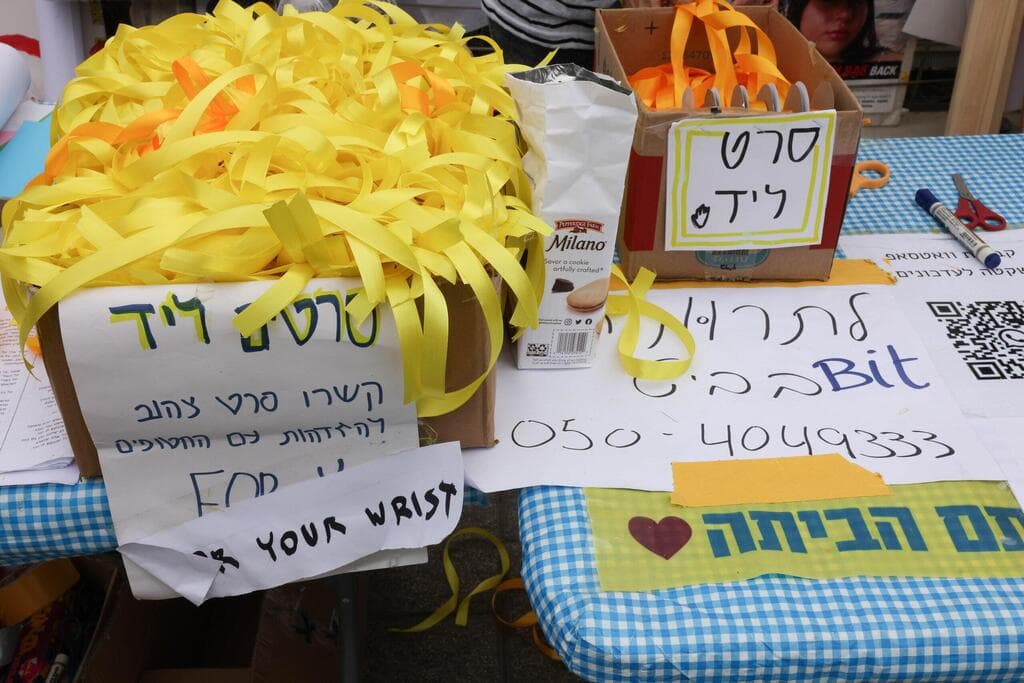 חלוקת סרטים צהובים למען החזרת החטופים בקפלן ובדיזנגוף