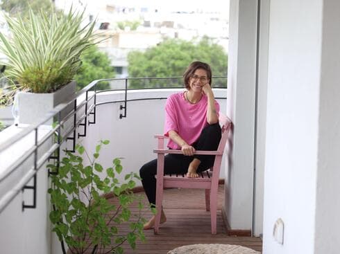 דפנה לוסטיג בדירה שתשתתף באירוע "בתים מבפנים" ת"א. עיצוב: אלברט אסקולה