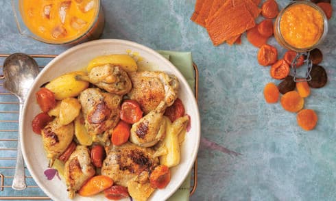 עוף בשורשים ומשמשים