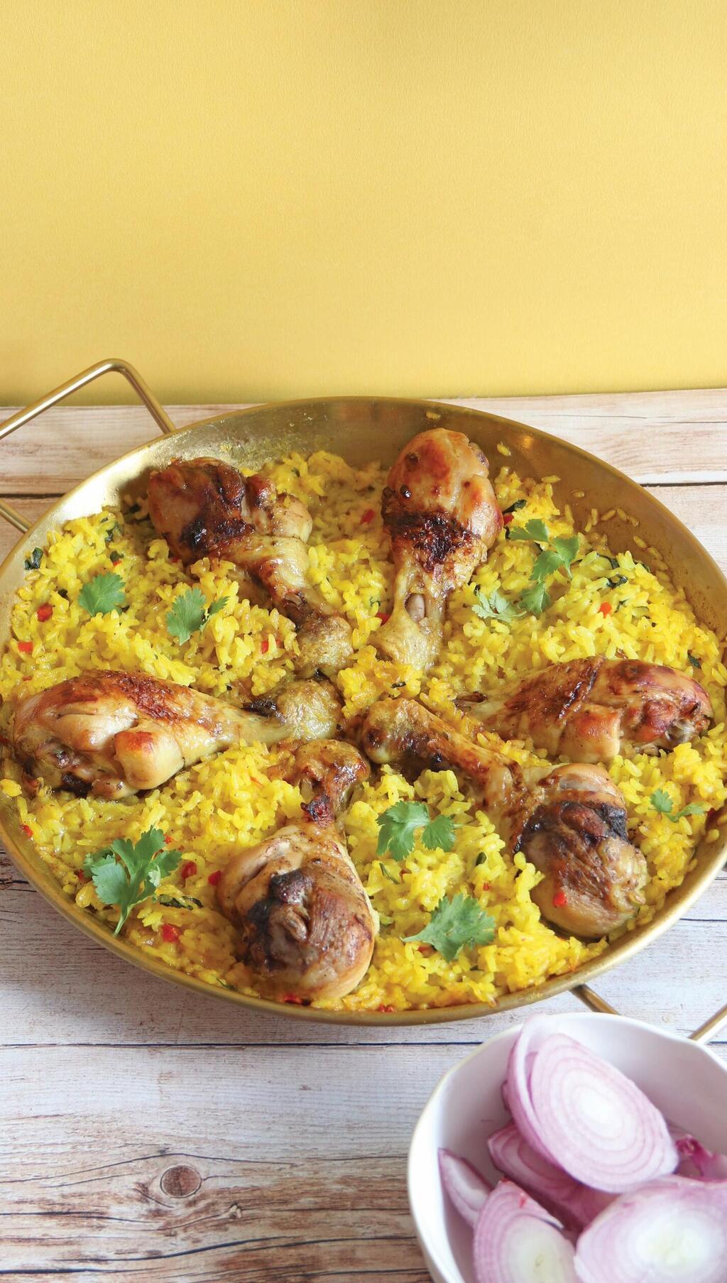 שוקי עוף על אורז צהוב (צילום וסגנון: מילי אליהו) שוקי עוף על אורז צהוב