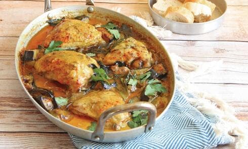 צ'יקן קארי עם חצילים