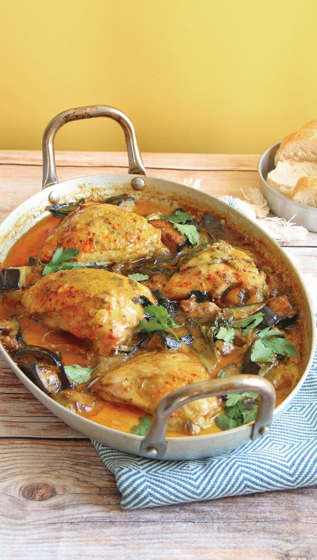 צ'יקן קארי עם חצילים