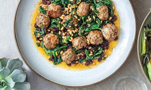 כדורי בשר עם תרד, צנוברים וצימוקים