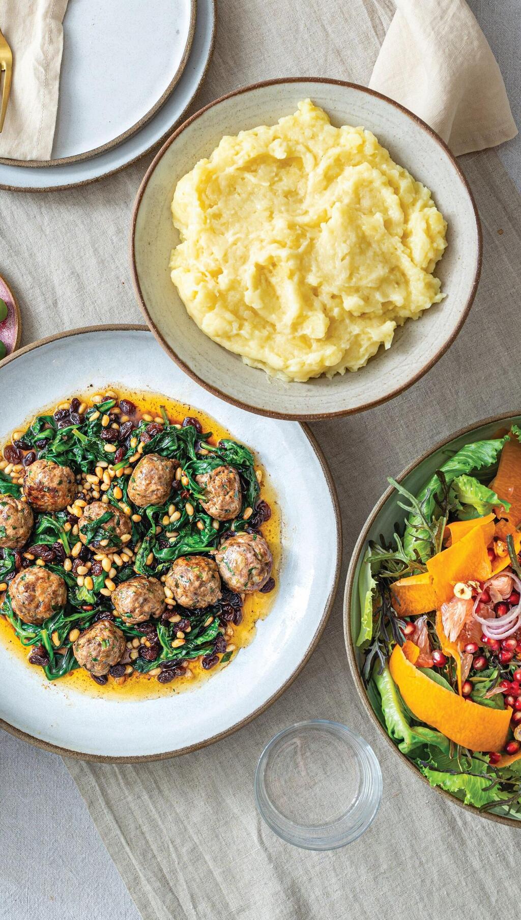 כדורי בשר עם תרד, צנוברים וצימוקים