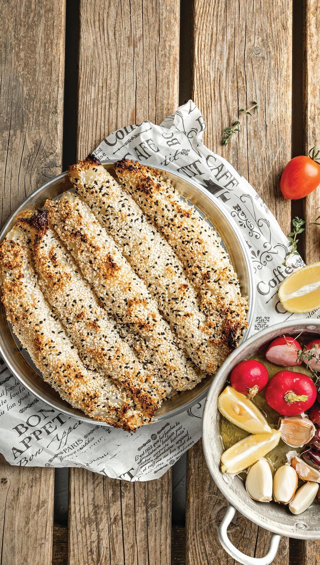 רולס תפוחי אדמה מדפי אורז (צילום: שרית גופן, סגנון: עמית דונסקוי) רולס תפוחי אדמה מדפי אורז