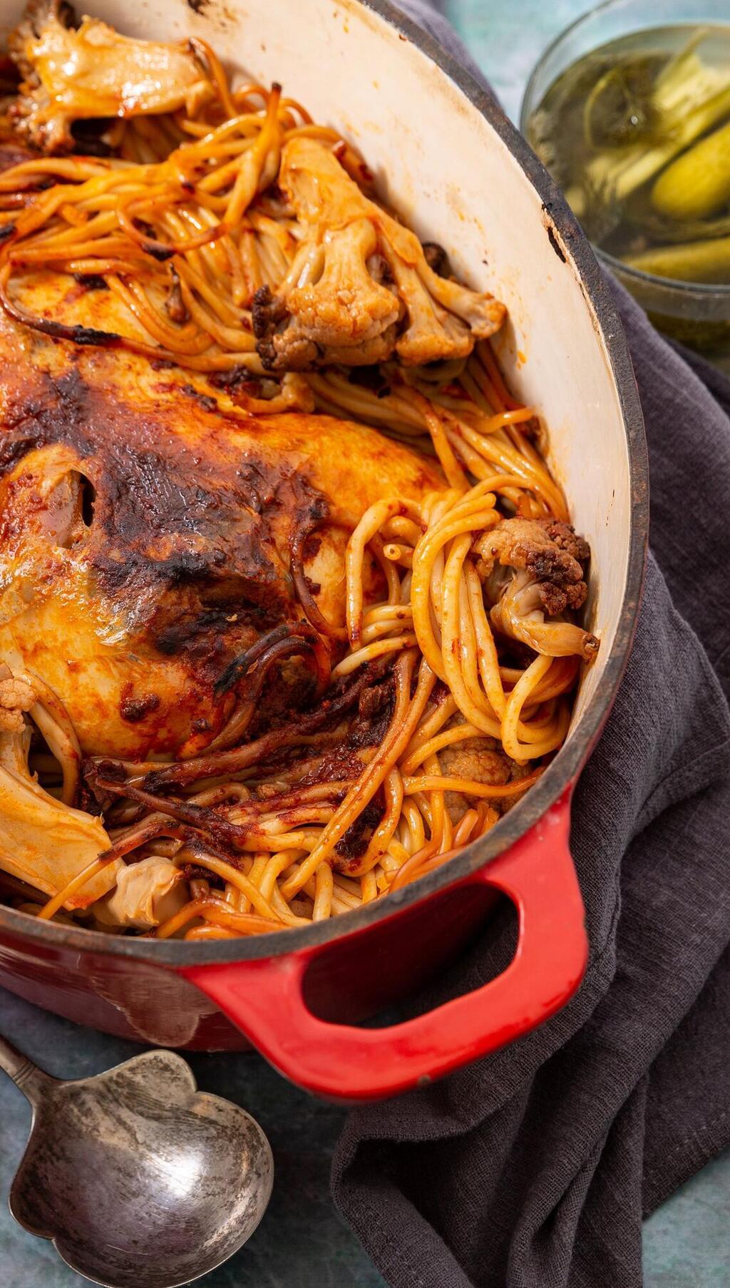 קדרת עוף, ספגטי וכרובית (צילום: יעל אילן, סגנון: נעמה רן ) ספגטי, עוף וכרובית