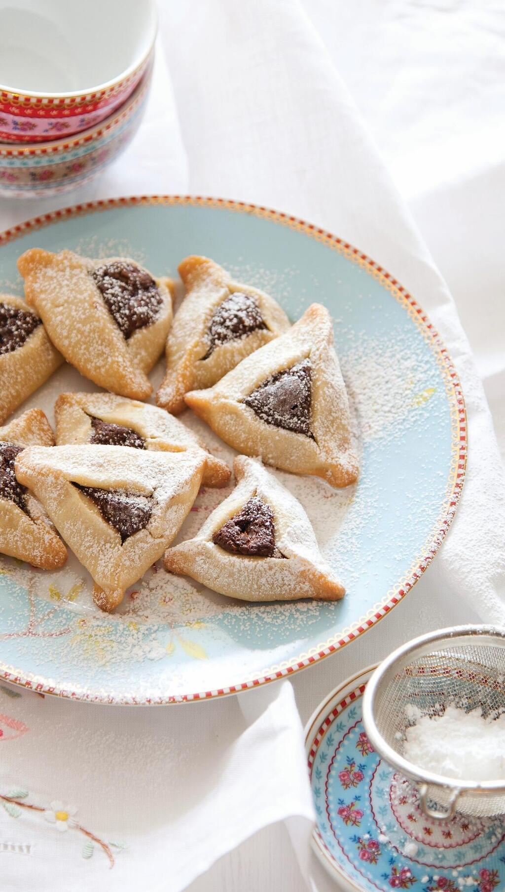 אוזני המן עם שוקולד (צילום: יוסי סליס, סגנון: נטשה חיימוביץ) אוזני המן עם שוקולד