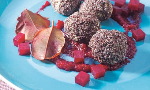 כדורי בשר ופרג מאודים ברוטב סלק