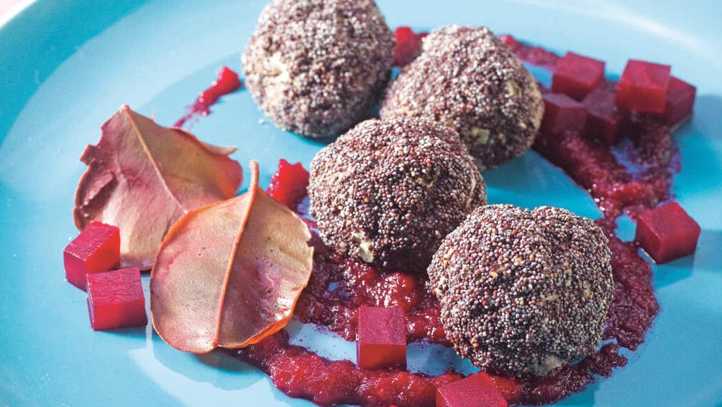 כדורי בשר ופרג מאודים ברוטב סלק